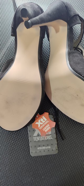 Elegantes sandalias de tacón Xti negras