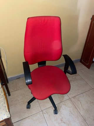 Silla de oficina roja y negra