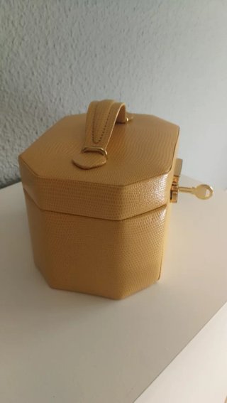 Joyero Octogonal Amarillo con Asa y Cierre Dorado
