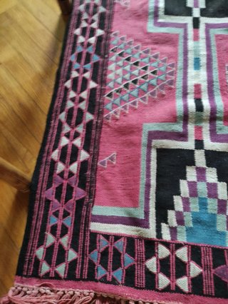 Magnífica alfombra de lana con diseño geométrico