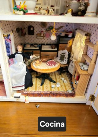 Casita de muñecas de madera