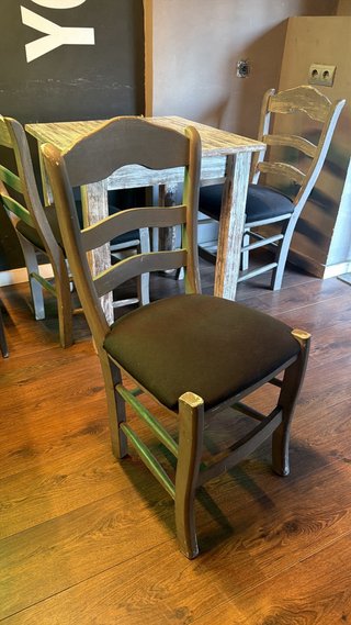 Mesa y sillas de restaurante