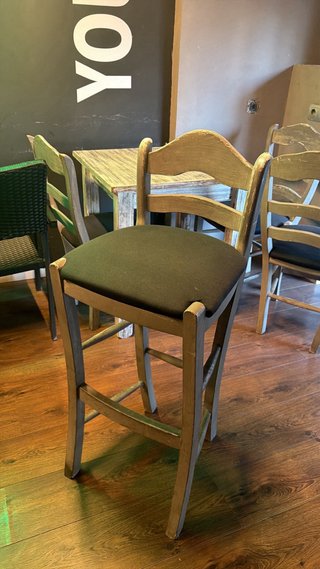 Mesa y sillas de restaurante