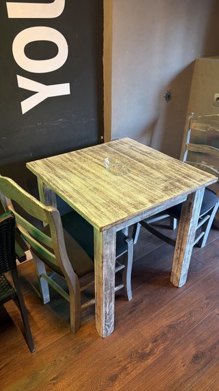 Mesa y sillas de restaurante