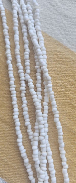 Pulsera o collar de cuentas blancas