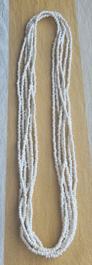 Pulsera o collar de cuentas blancas