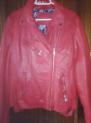 Cazadora roja efecto piel