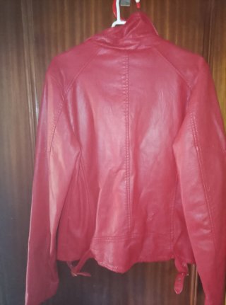 Cazadora roja efecto piel
