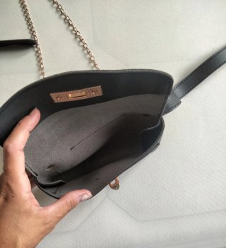 Bolso cinturón negro y dorado