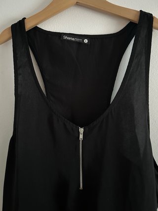 Blusa negra con cremallera