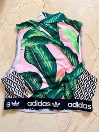 Top Adidas Estampado Hojas y Logo