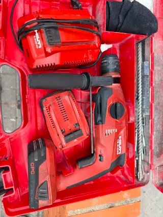 Hilti Taladro Rotativo Batería y Cargador