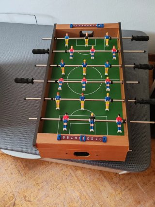Futbolín de mesa le falta la pelota