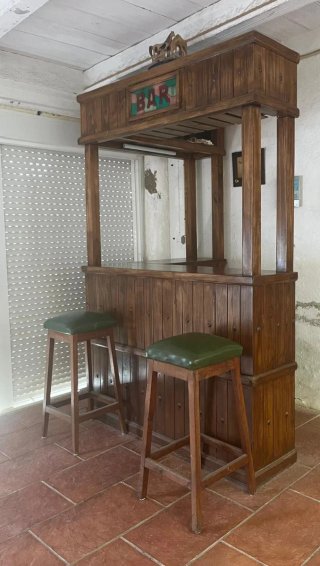 Barra de bar de madera con taburetes