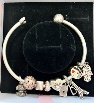 Pulsera Pandora Rígida con Charms de plata