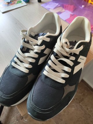 Zapatillas deportivas Kelme negras y blancas