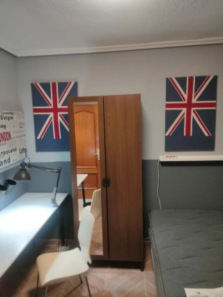 Se ALQUILA estupendo PISO para estudiantes.