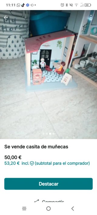 Casita de muñecas con figuras