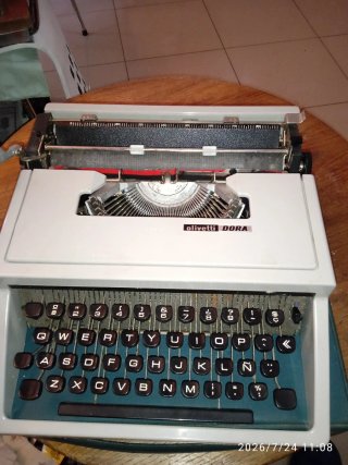 Máquina de escribir Olivetti DORA
