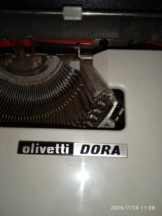 Máquina de escribir Olivetti DORA