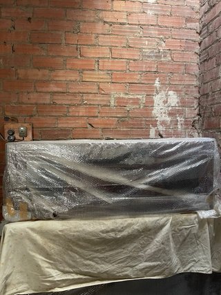 Conjunto de mueble de madera oscuro con cajones
