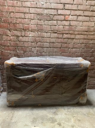 Conjunto de mueble de madera oscuro con cajones
