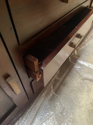Conjunto de mueble de madera oscuro con cajones