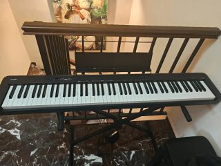 Piano 88 teclas +banqueta+funda+soporte metálico