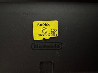 Nintendo Switch OLED + microSD 256 GB + Controller