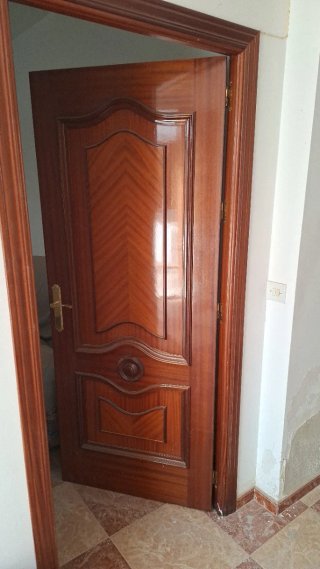 Puerta madera maciza 60€ cada una 60 ×5 = 300€