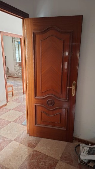 Puerta madera maciza 60€ cada una 60 ×5 = 300€