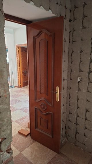 Puerta madera maciza 60€ cada una 60 ×5 = 300€