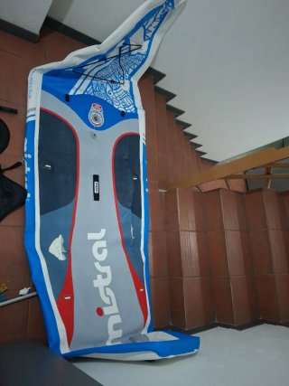 Tabla de paddle surf Mistral para reparar.
