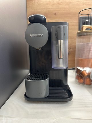 Cafetera Nespresso DeLonghi Lattissima One