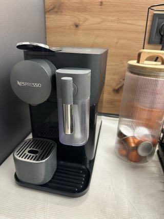 Cafetera Nespresso DeLonghi Lattissima One