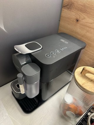 Cafetera Nespresso DeLonghi Lattissima One
