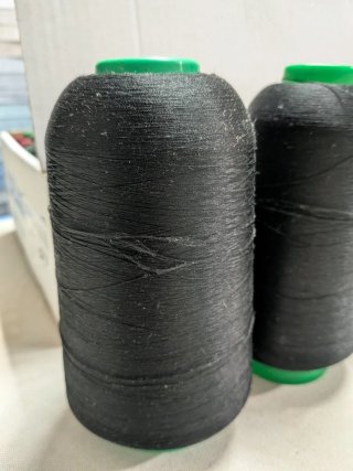 Hilos de remalladora negros