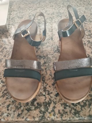 Sandalias de cuña negras y marrones