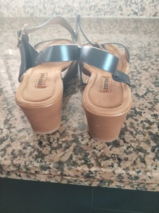 Sandalias de cuña negras y marrones