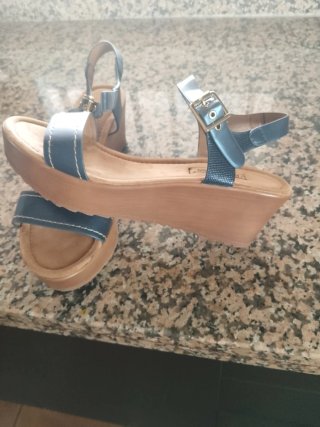 Sandalias de cuña negras y marrones