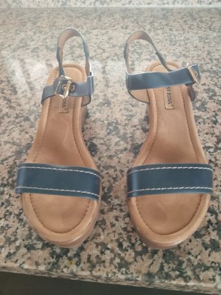 Sandalias de cuña negras y marrones