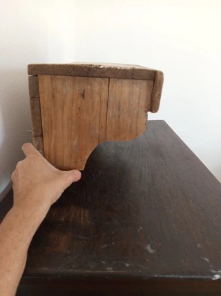 Repisa antigua de madera con ganchos