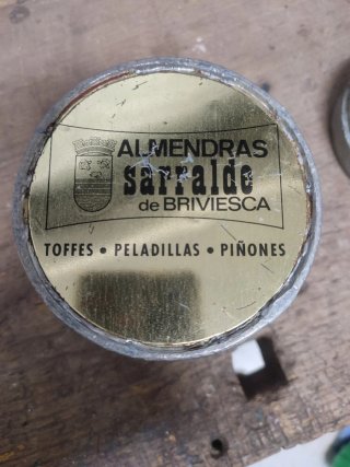 Lata antigua Sarraldo flores metal