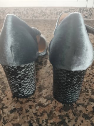 Zapatos de tacón azul marino de terciopelo