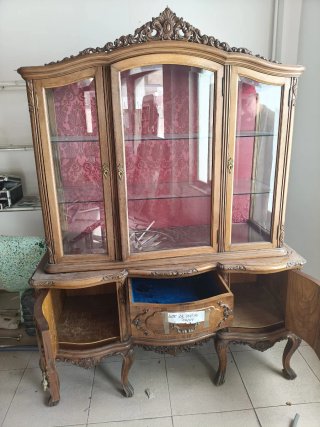 Mueble vitrina madera y cristal tallado
