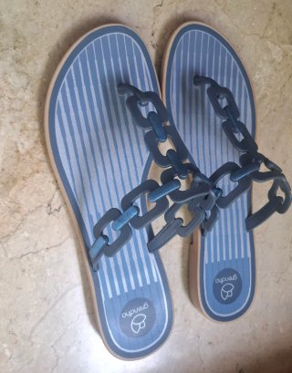 Sandalias Grendha azules con cadena