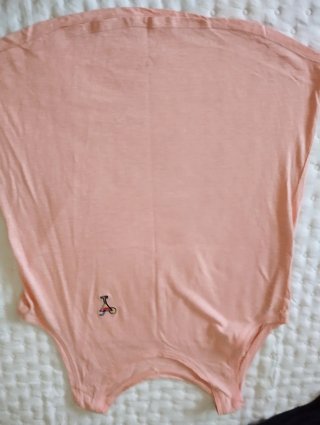 Camiseta sin mangas azul con estampado floral