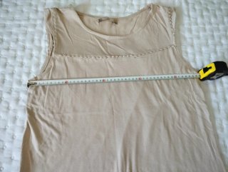 Camiseta sin mangas azul con estampado floral