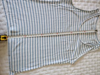 Camiseta sin mangas azul con estampado floral