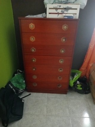 Cómoda de madera con 7 cajones